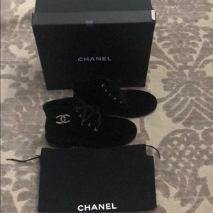 NEW 100 % authentic Chanel black velvet boots